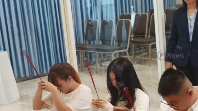 Sarwendah dan adik-adiknya di rumah duka Grand Heaven, Pluit, Jakarta Utara, Rabu (23/7/2025). [Foto: FTNews.co.id/Selvianus Kopong Basar]